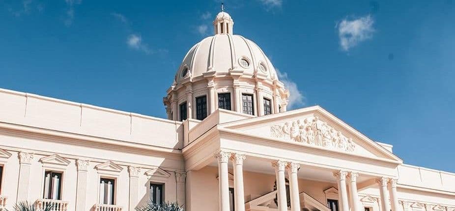 Presidente Abinader promulga ley para enfrentar crisis económica