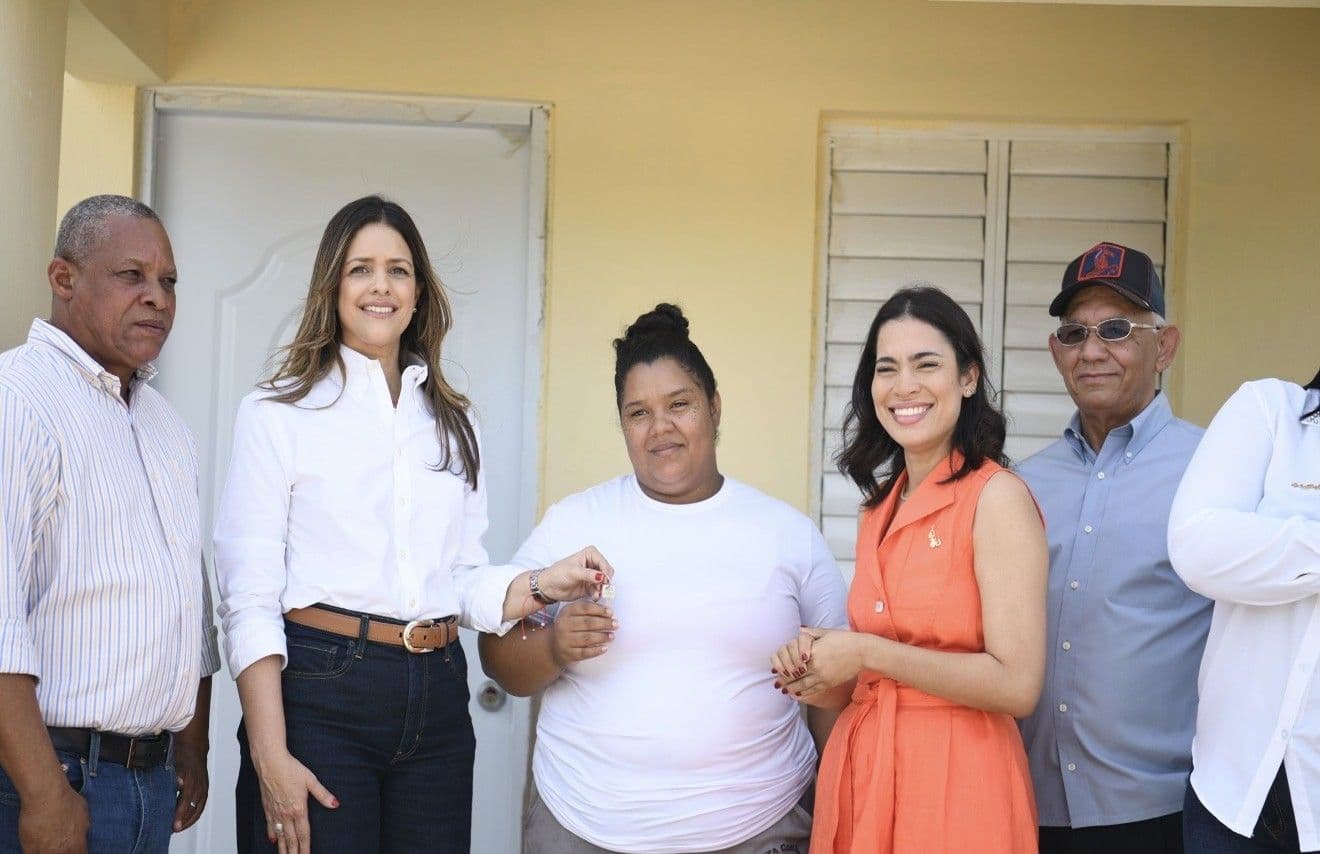 Diez familias reciben nuevas viviendas tras incendio en Monte Cristi