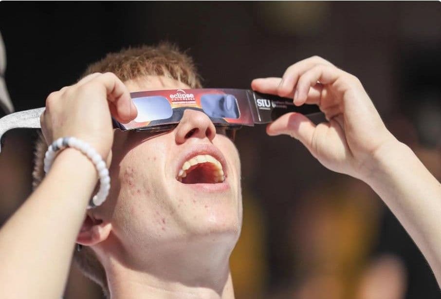 Ópticos advierten sobre riesgos de mirar el eclipse solar sin protección adecuada