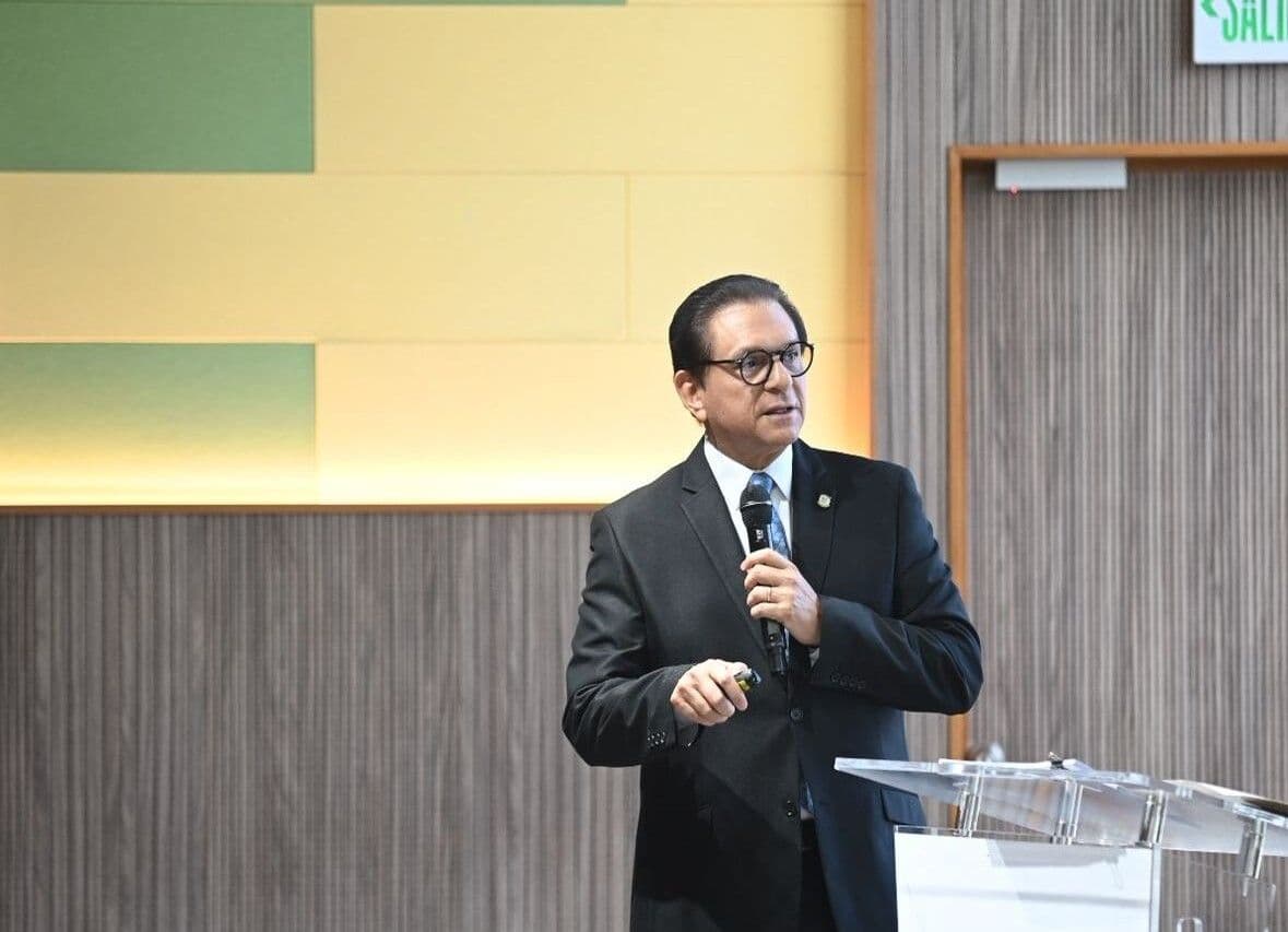 Daniel Rivera aboga por equilibrio financiero en el sistema de salud