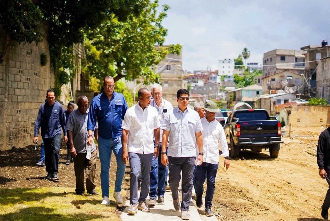 CAASD avanza en el saneamiento de cañadas en Santo Domingo Oeste