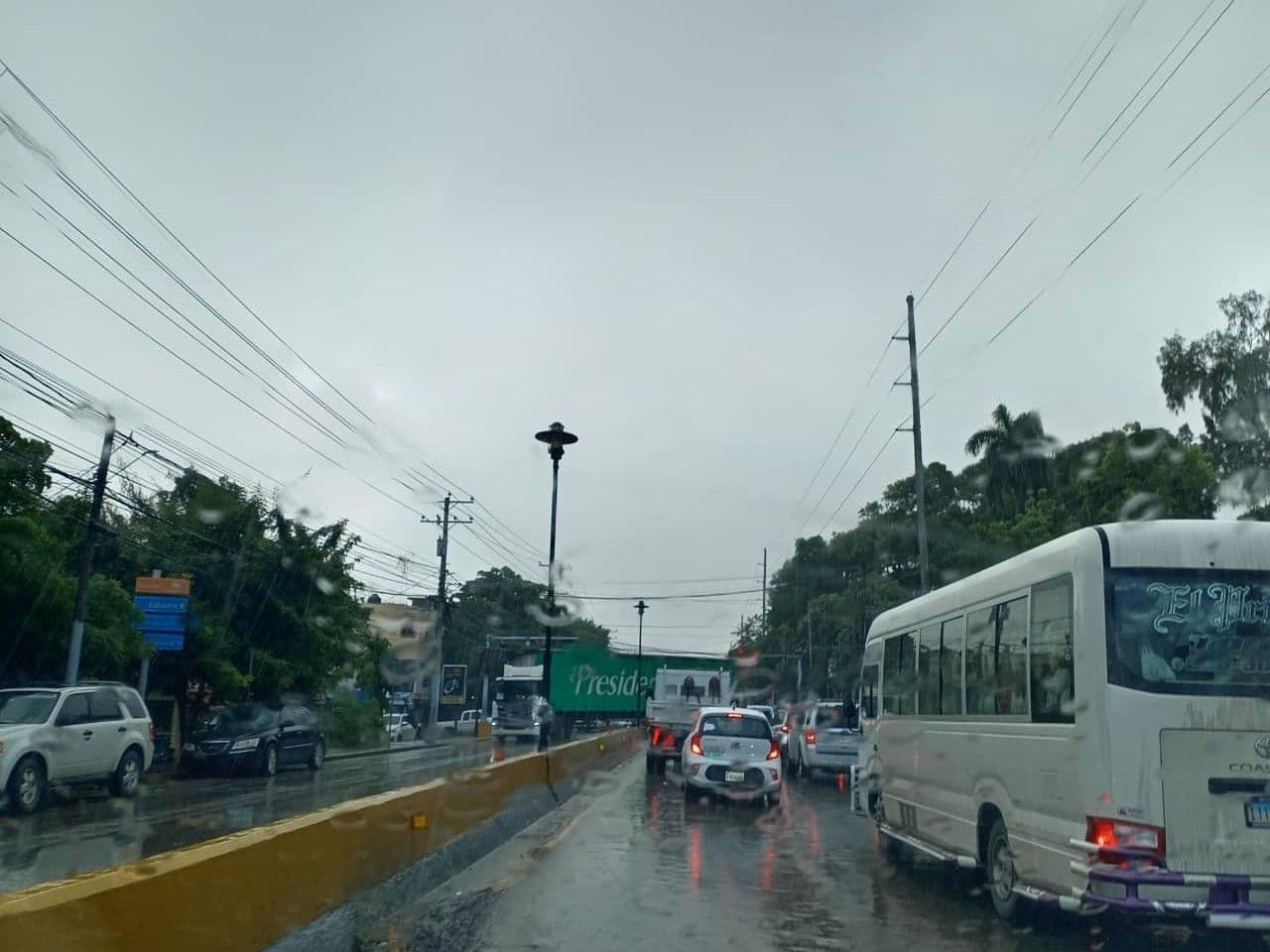 Aguaceros y tronadas afectan Puerto Plata por vaguada y onda tropical