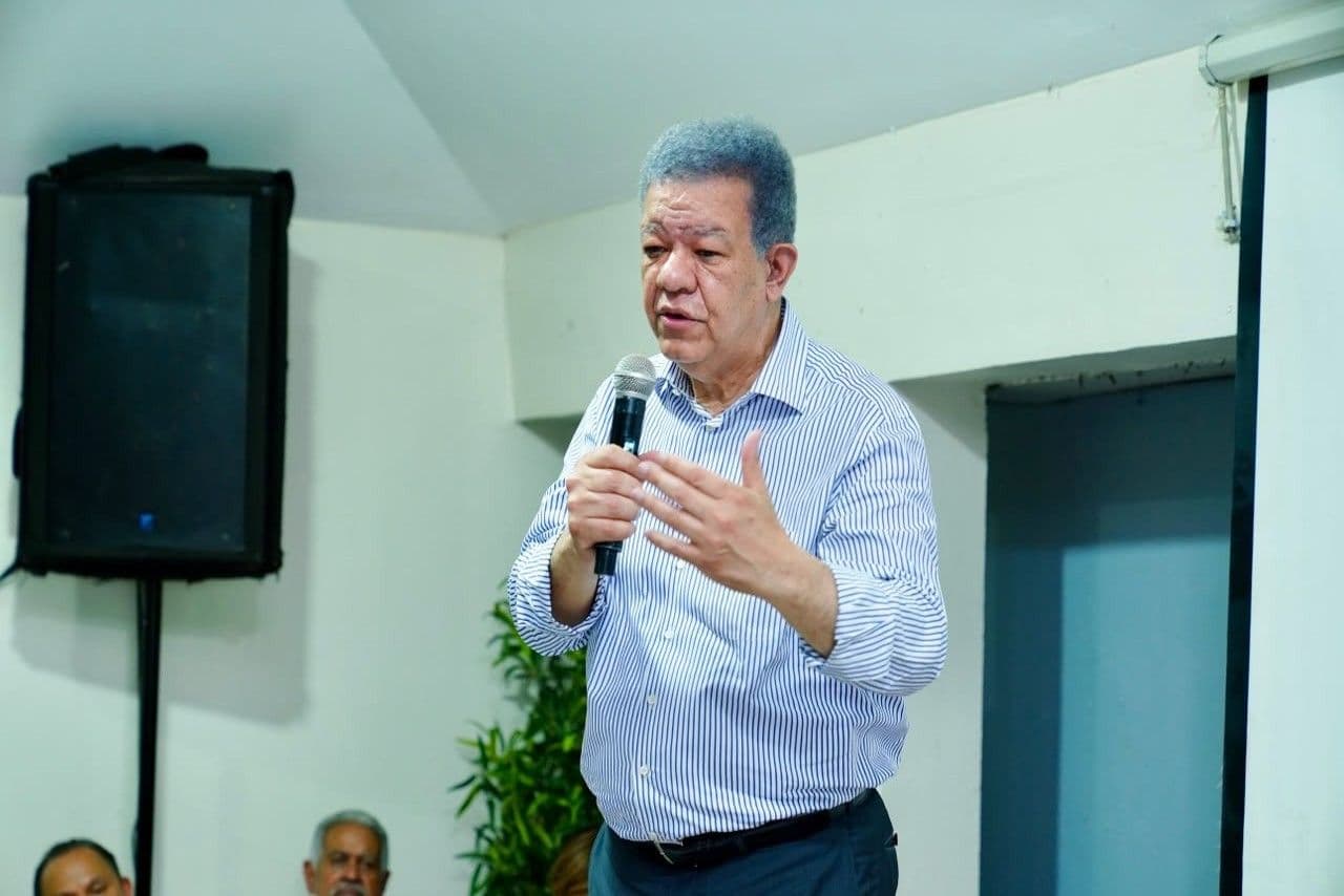 Leonel Fernández exige al Gobierno reducir precio de combustibles