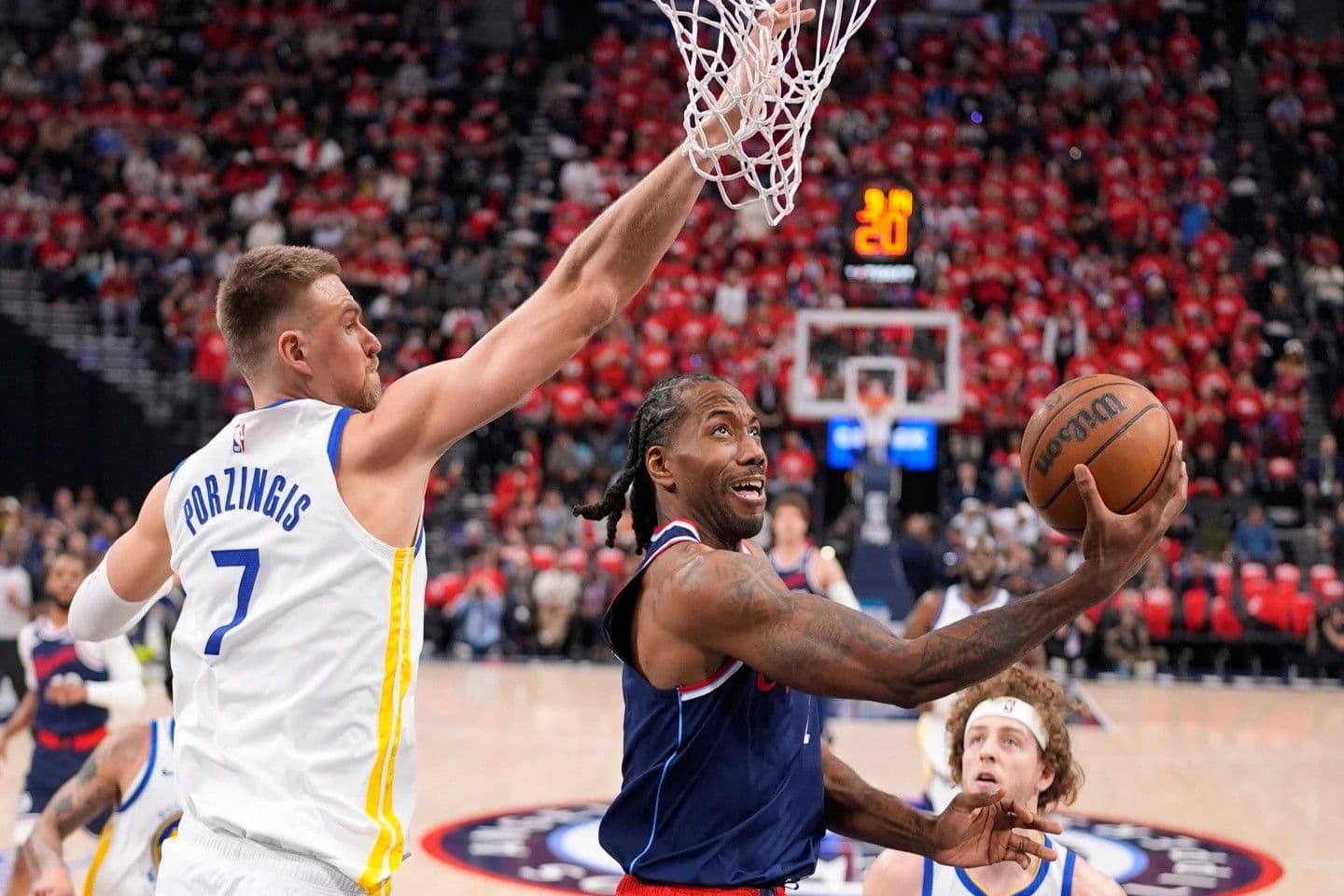 Investigación de la NBA retrasa traspaso de Kawhi Leonard a los Raptors