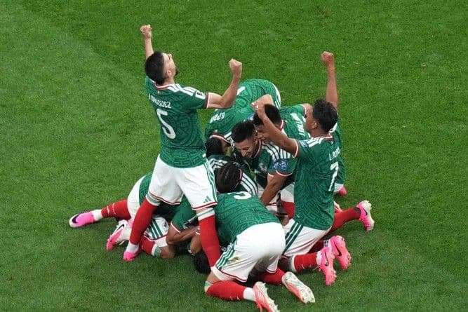 México avanza a octavos de final tras vencer a Ecuador 2-0