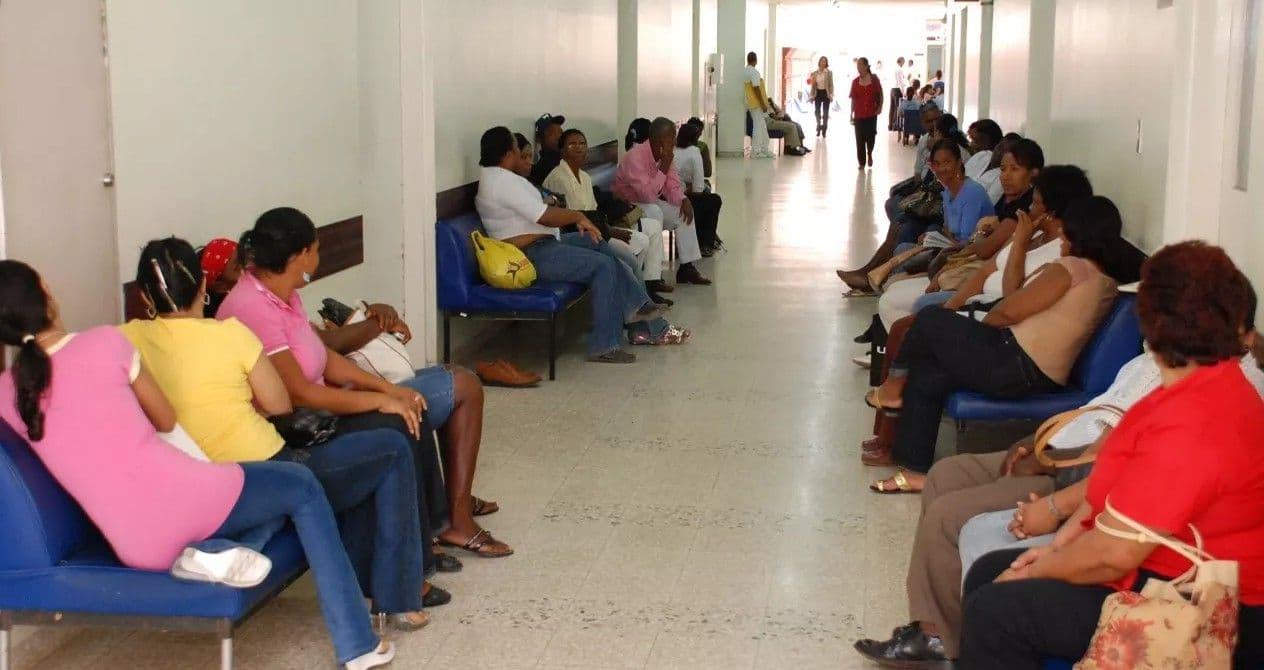 Suspensión de servicios médicos en clínicas privadas afecta a afiliados de ARS Primera y Futuro