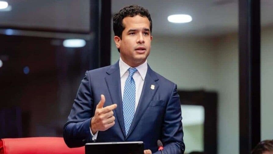Omar Fernández llama a la reflexión tras renuncias en la Fuerza del Pueblo