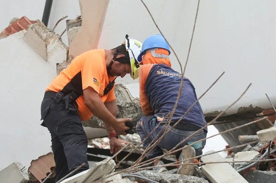 Rescatistas utilizan drones y perros para localizar a niño atrapado en Venezuela