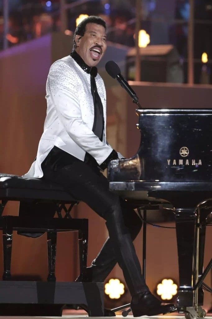 Lionel Richie es trasladado al hospital tras sufrir percance de salud en concierto
