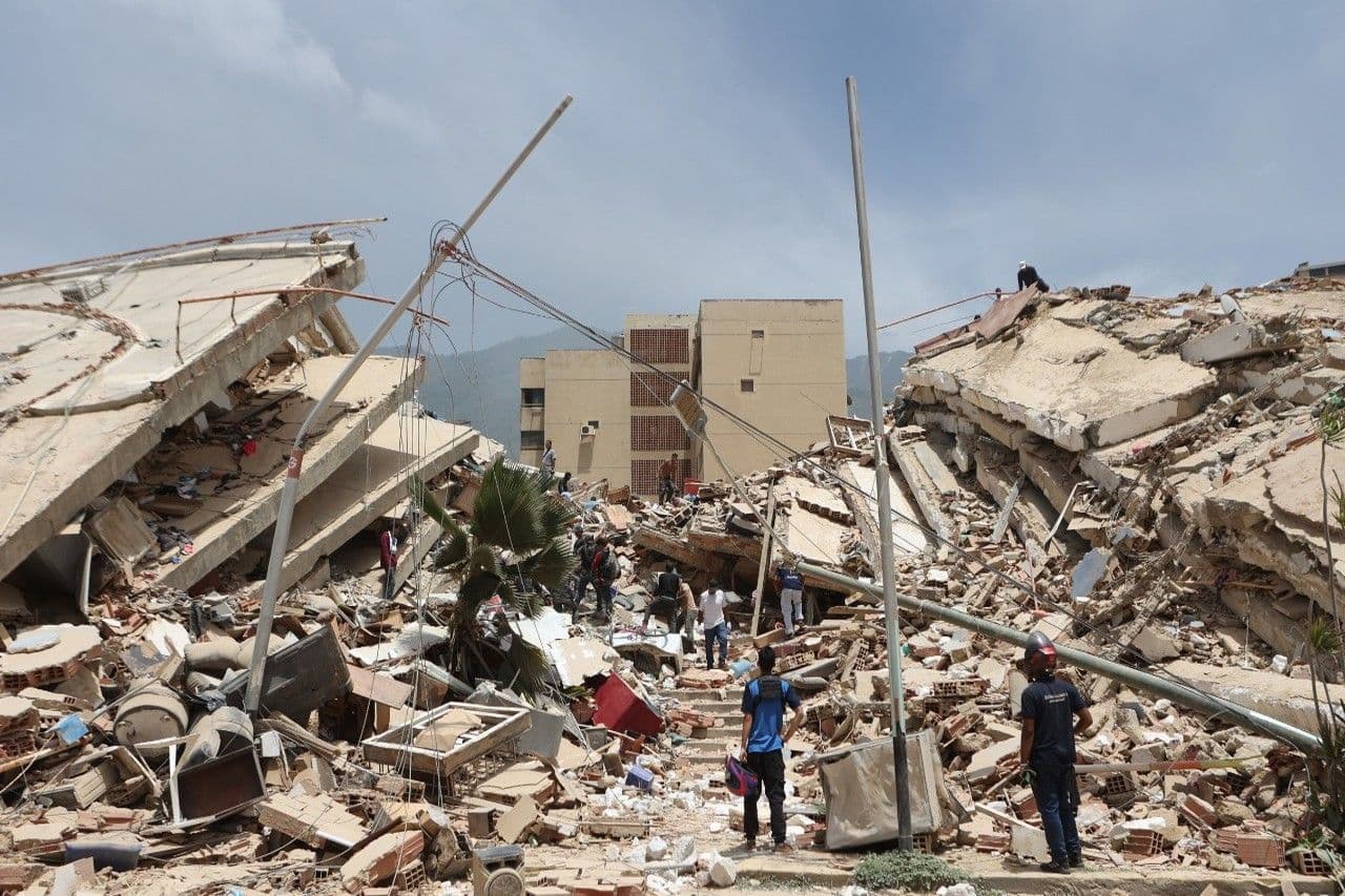 Venezuela, la búsqueda contrarreloj de sobrevivientes un día después de los terremotos