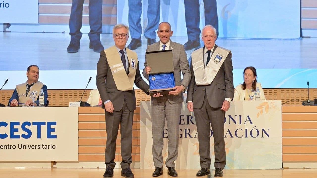 Centro Universitario CESTE de Zaragoza reconoce al presidente de la DNCD
