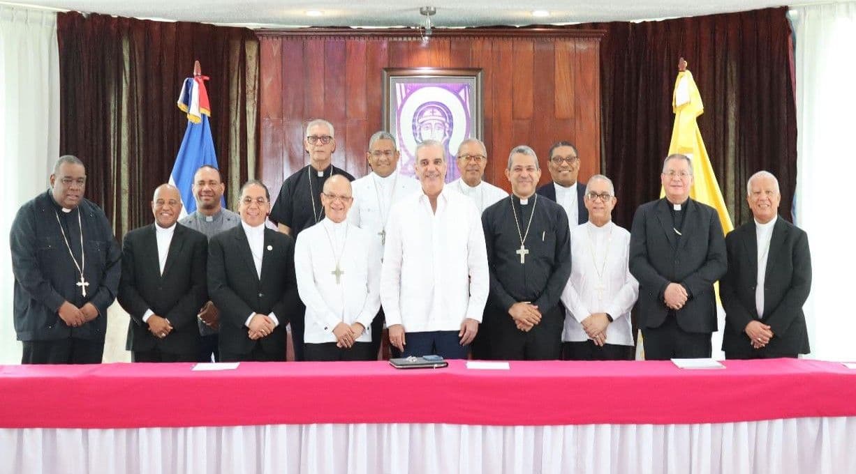 Luis Abinader se reúne con obispos en Asamblea del Episcopado