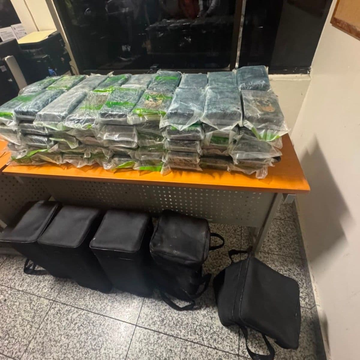 Incautan 90 paquetes de presunta cocaína en el Aeropuerto Las Américas