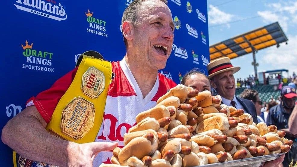 Joey Chestnut devora 66 'hot dogs' en concurso de Nueva York