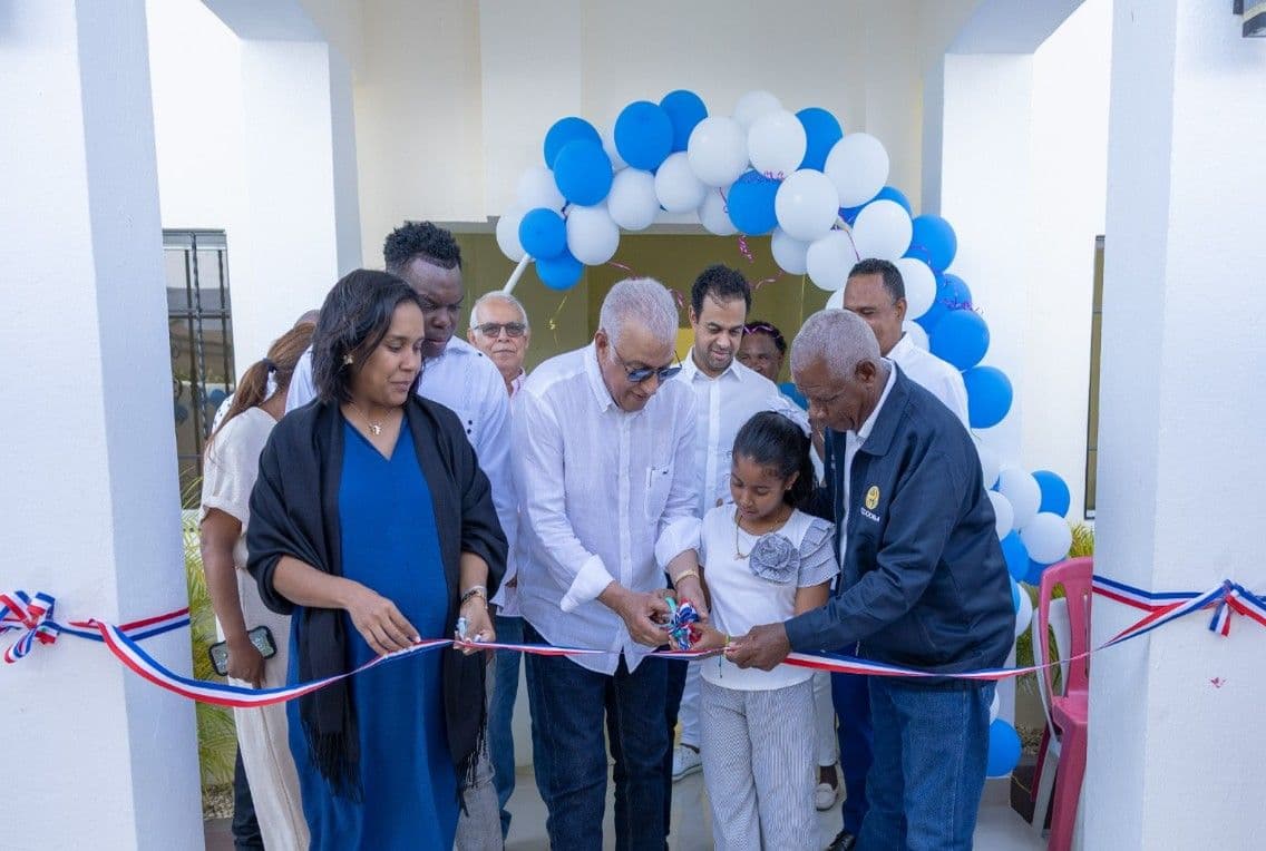 Andrés Bautista inaugura obras en Bahoruco