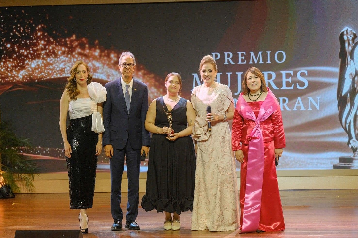 Jatnna Tavárez recibe máximo galardón del premio Mujeres que inspiran