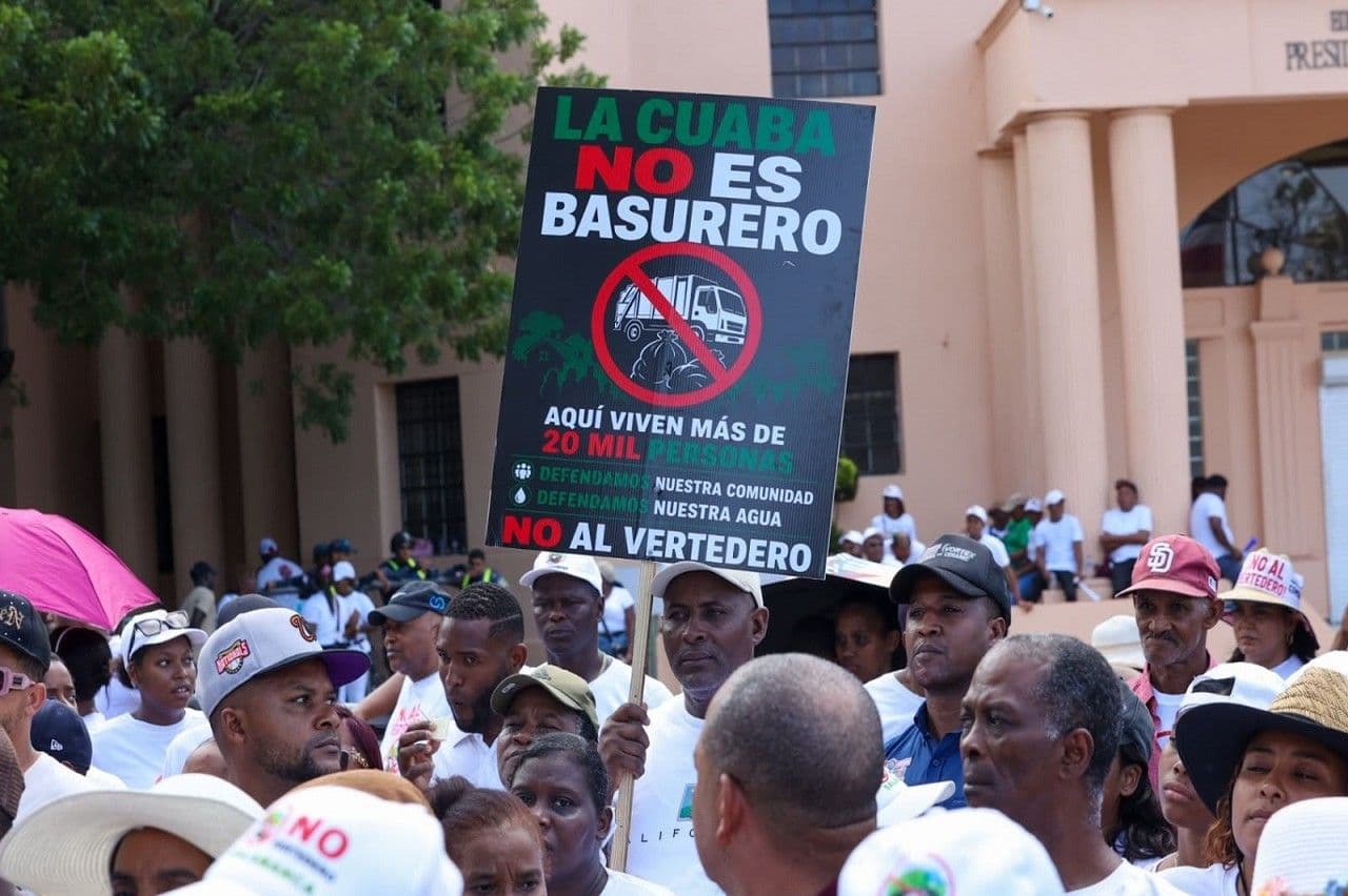 Comunidad de La Cuaba protesta en el Palacio Nacional contra instalación de vertedero