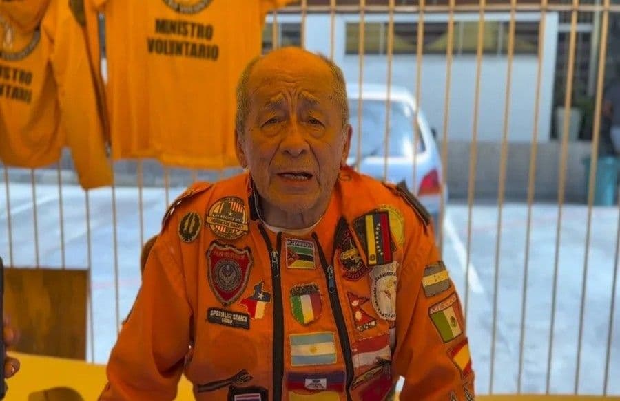 Rescatista mexicano Héctor Méndez participa en labores tras terremotos en Venezuela