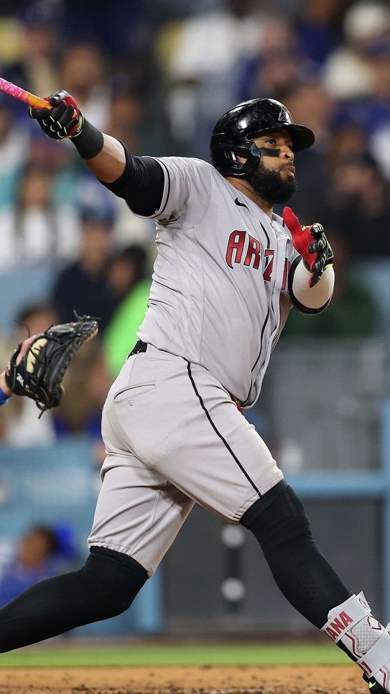 Carlos Santana firma contrato de Ligas Menores con los Bravos