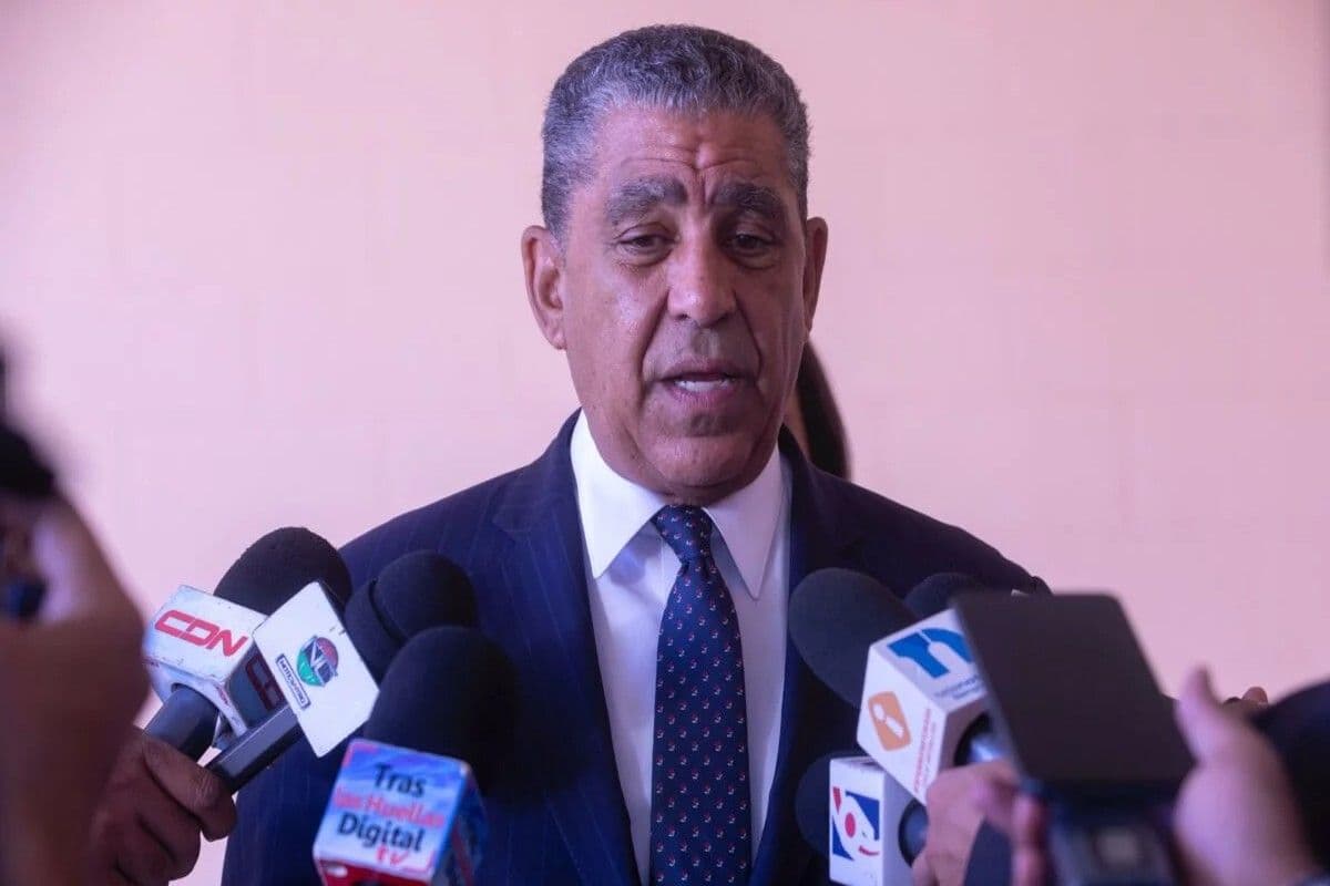 Adriano Espaillat anuncia su retiro del escenario público tras su derrota ante Avila Chevalier