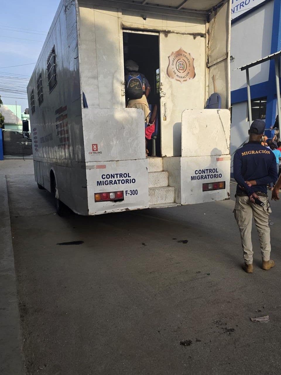 Detención de colaboradores de Migración por tráfico de indocumentados