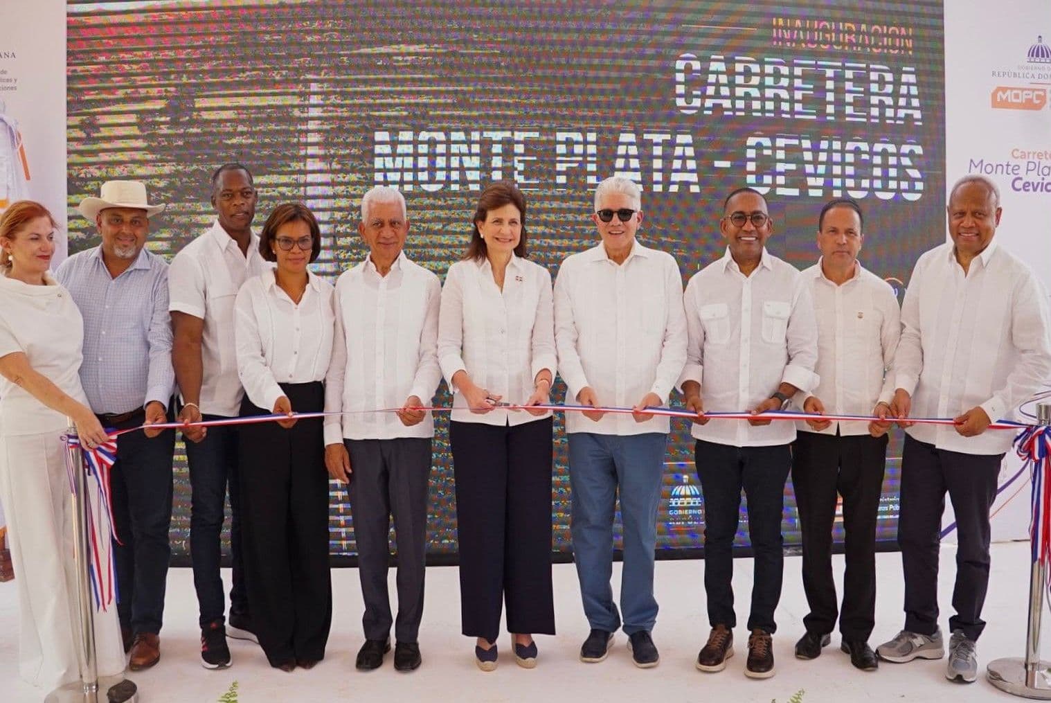 Raquel Peña inaugura carreteras en Monte Plata y San Pedro