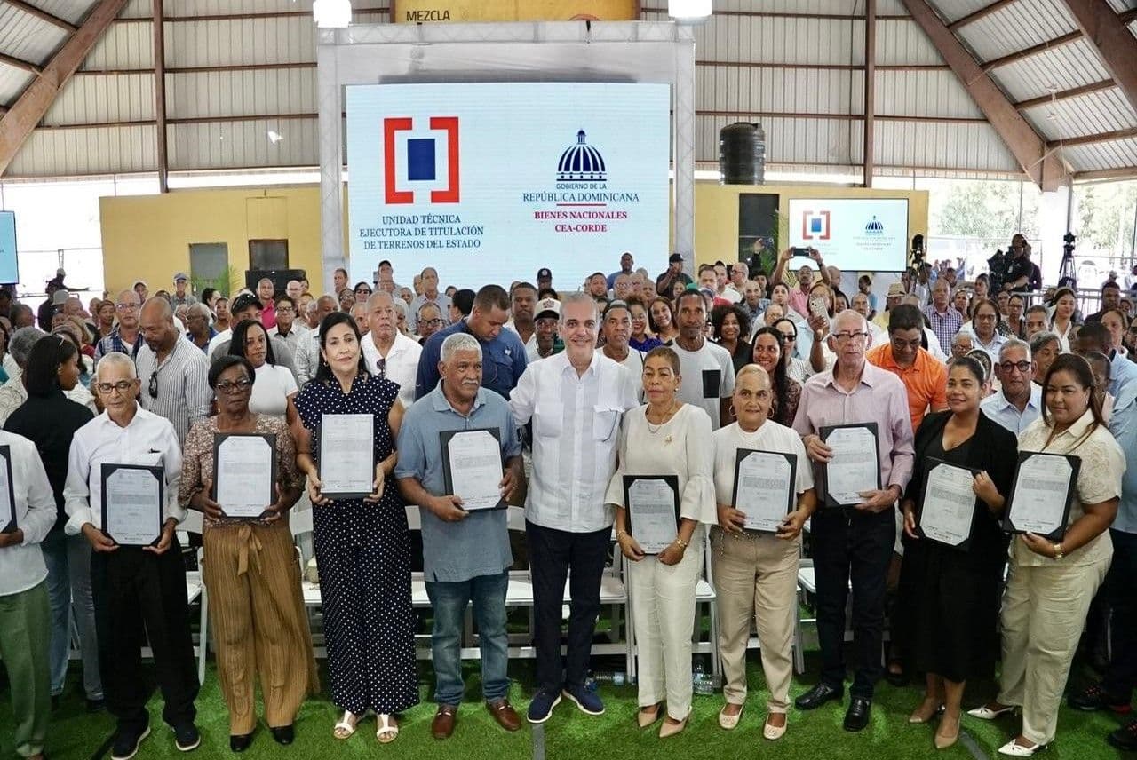 Presidente Abinader entrega títulos de propiedad en Pepillo Salcedo