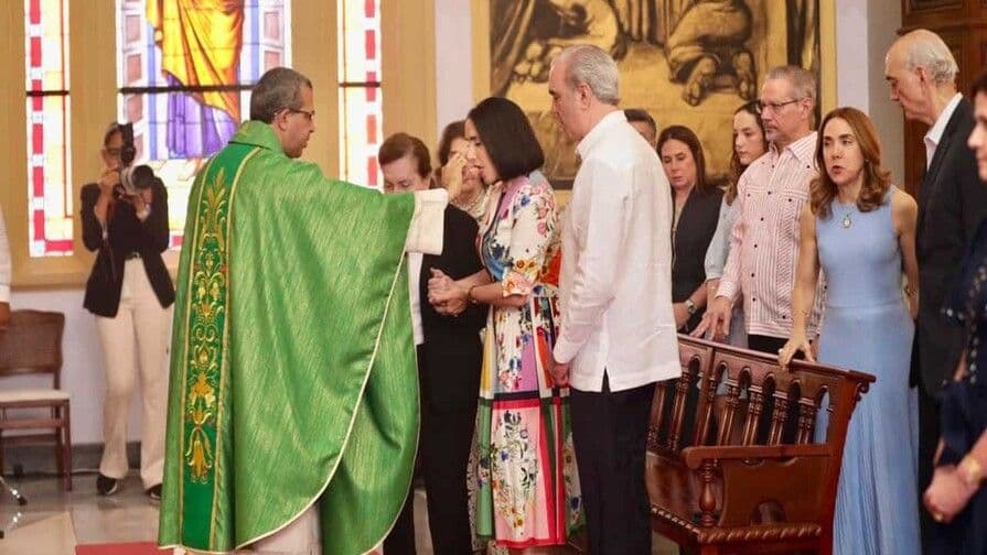Luis Abinader celebra su cumpleaños 59 con misa en el Palacio Nacional