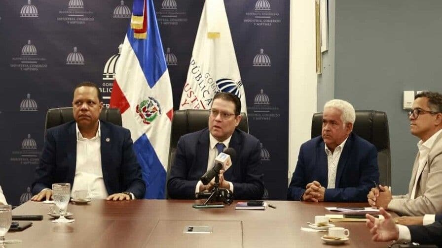 Anadegas y Gobierno buscan solución a comisiones por pagos con tarjetas