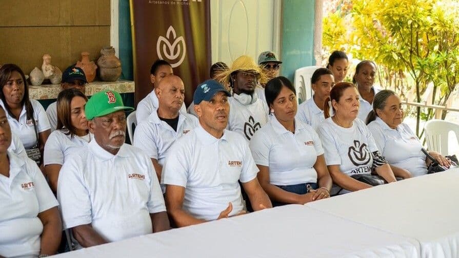 Artesanos de Miches denuncian ocupación de vendedores en Playa Esmeralda