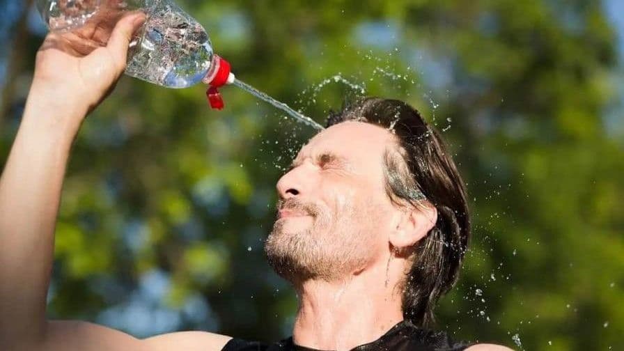 Francia mantiene alerta roja por ola de calor extrema