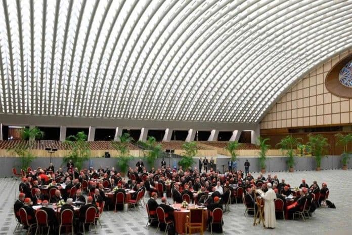 Cardenales debaten sobre individualismo y guerra justa en el Vaticano