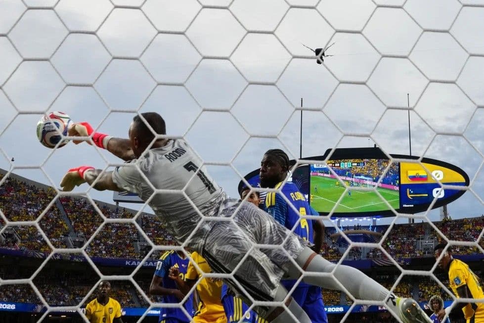 Eloy Room brilla con 15 paradas en empate de Curazao contra Ecuador