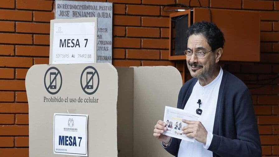 Iván Cepeda vota en Bogotá y llama a una jornada electoral pacífica