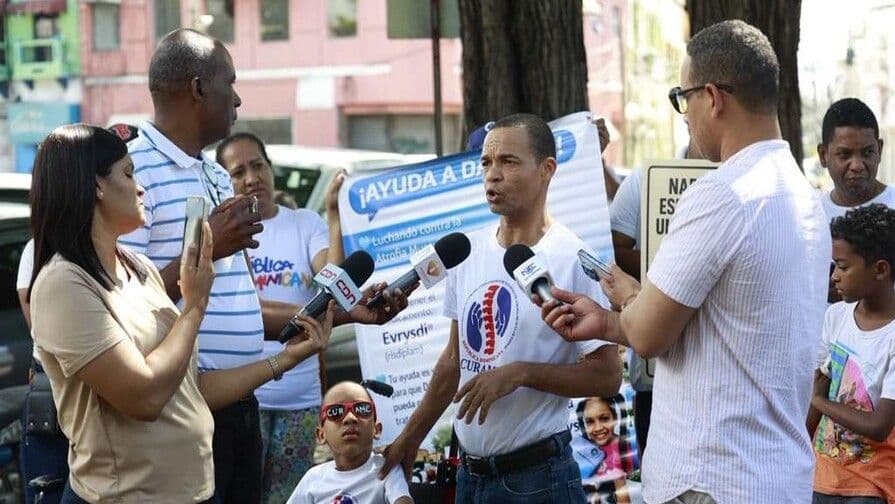 Familias de niños con atrofia muscular espinal exigen inclusión de medicamento en programa estatal