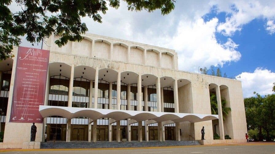 Giovanny Cruz cuestiona uso del Teatro Nacional para velatorios