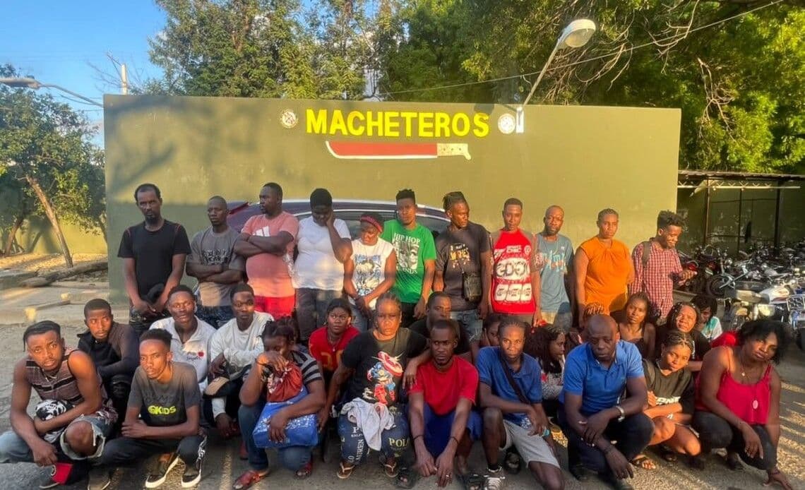 Ejército intercepta vehículo con 17 haitianos indocumentados en Montecristi