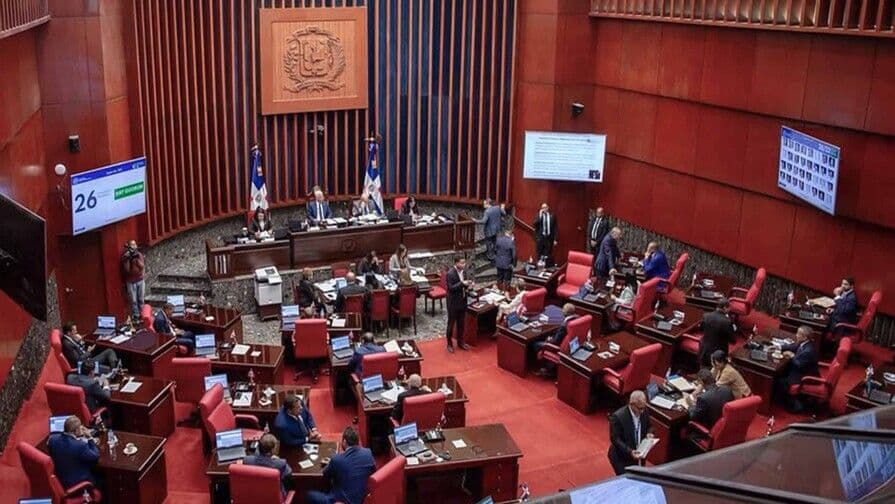 Senado aprueba en primera lectura proyecto que regula las bancas
