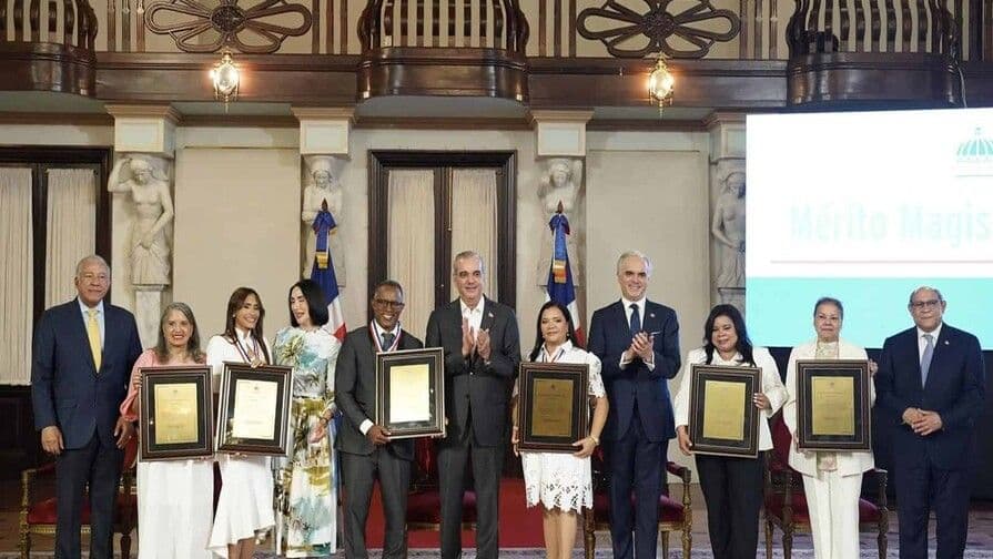 Luis Abinader entrega Medalla al Mérito Magisterial a destacados educadores