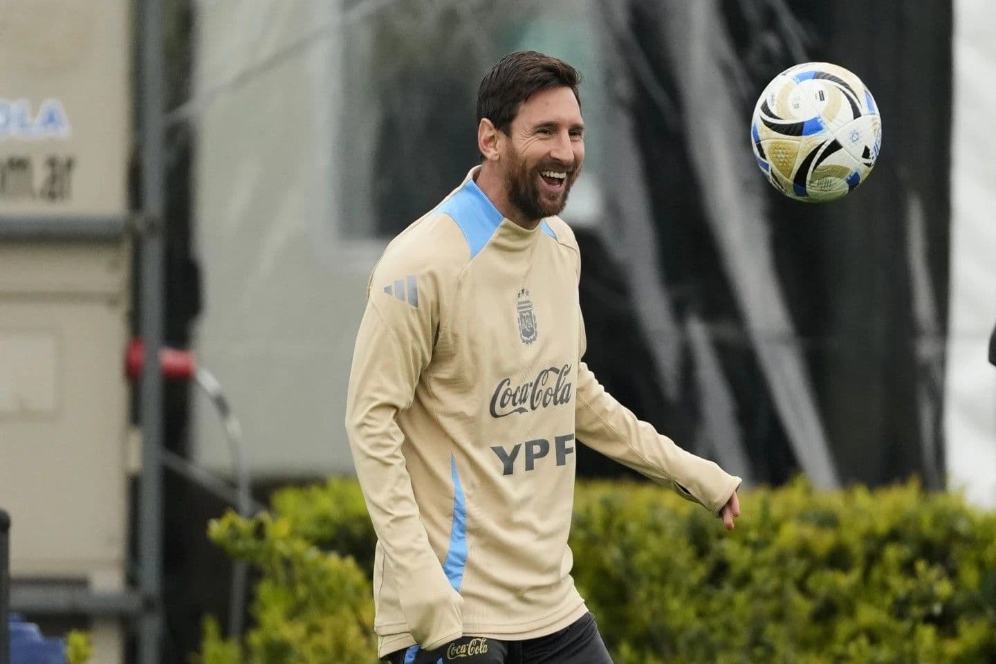 Lionel Messi celebra clasificación de Argentina en el Mundial