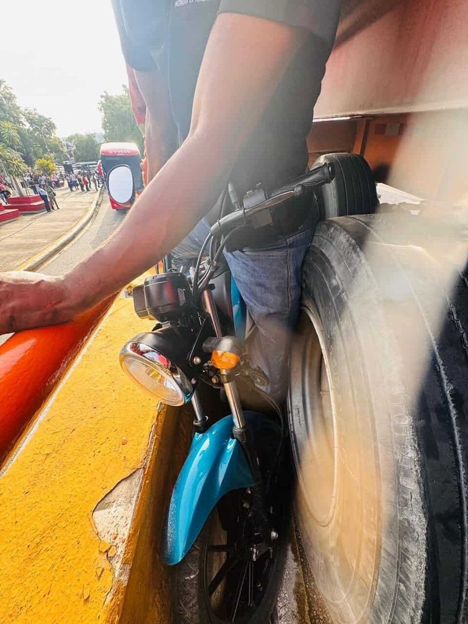Motociclista atrapado en accidente en Quinto Centenario