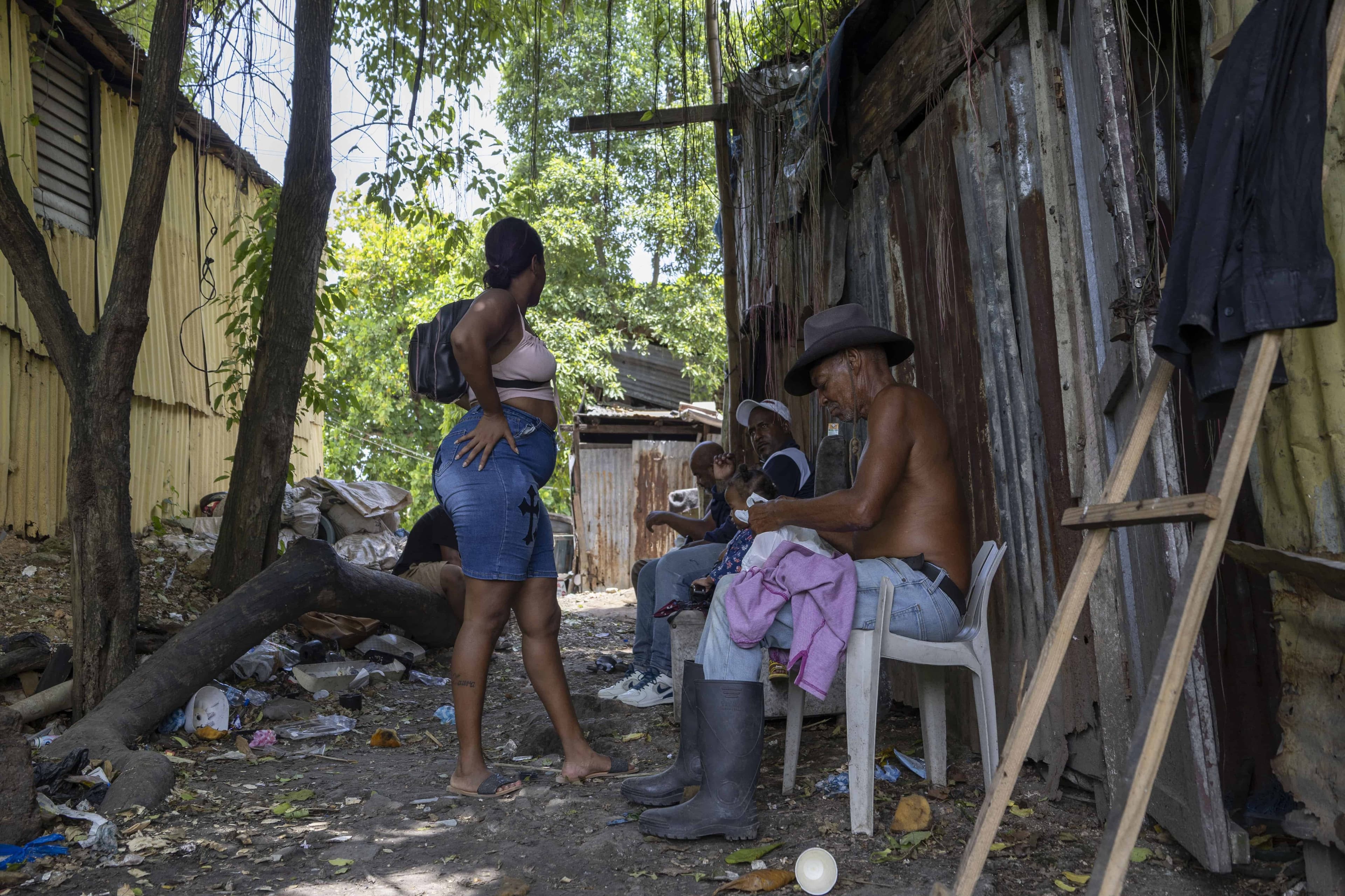 La realidad de los yoleros en el río Ozama: un viaje diario en yola