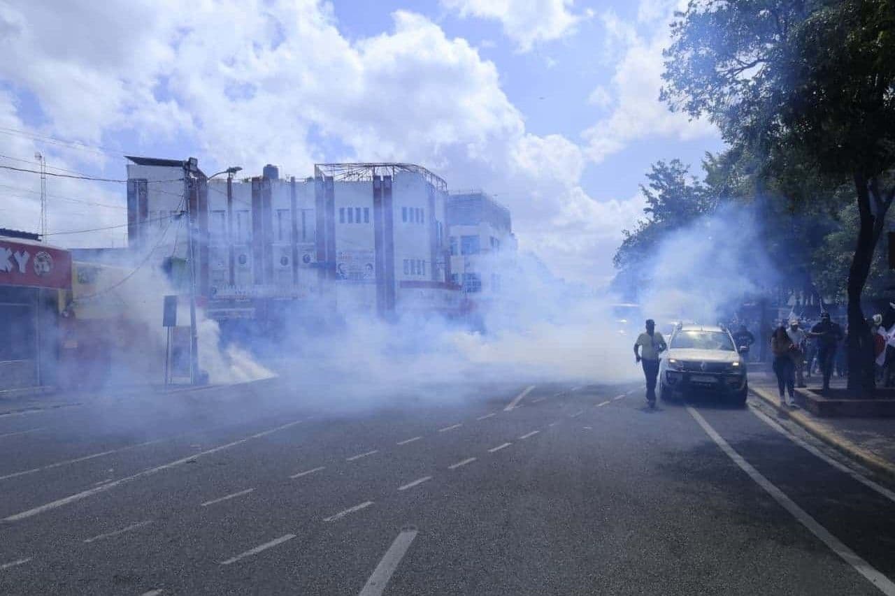 Policía dispersa con bombas lacrimógenas marcha de agropecuarios hacia el Palacio Nacional