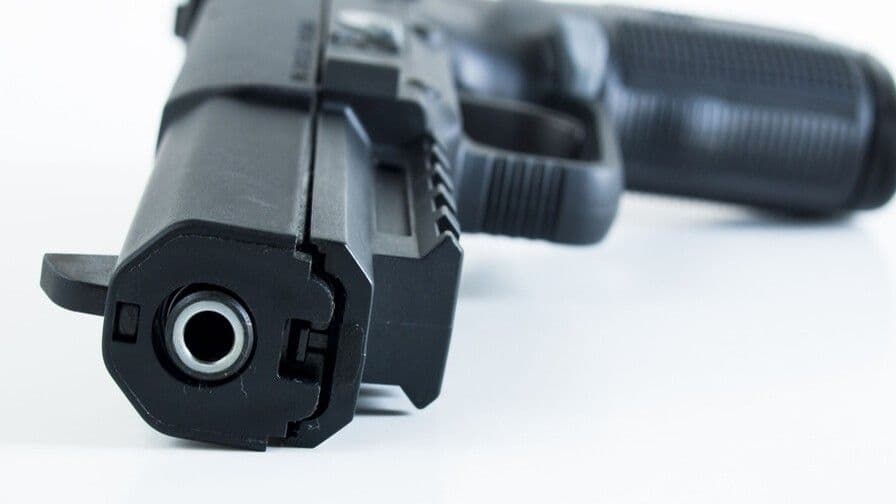 Policía incauta pistola Five-seveN en operativo en Maimón