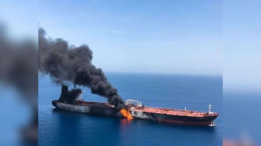 Proyectil impacta buque petrolero en el estrecho de Ormuz