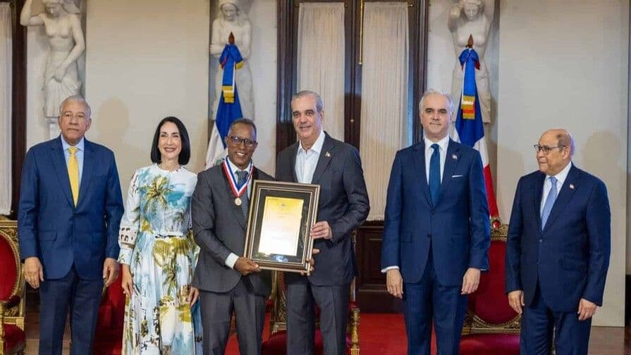 Docentes dominicanos reciben Medalla al Mérito Magisterial 2026