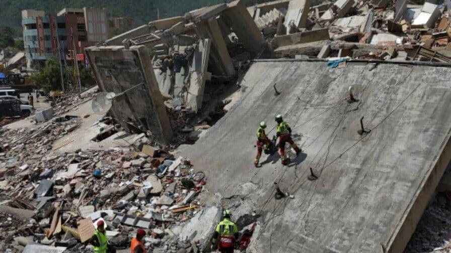 Rescate y ayuda humanitaria en La Guaira tras terremoto en Venezuela