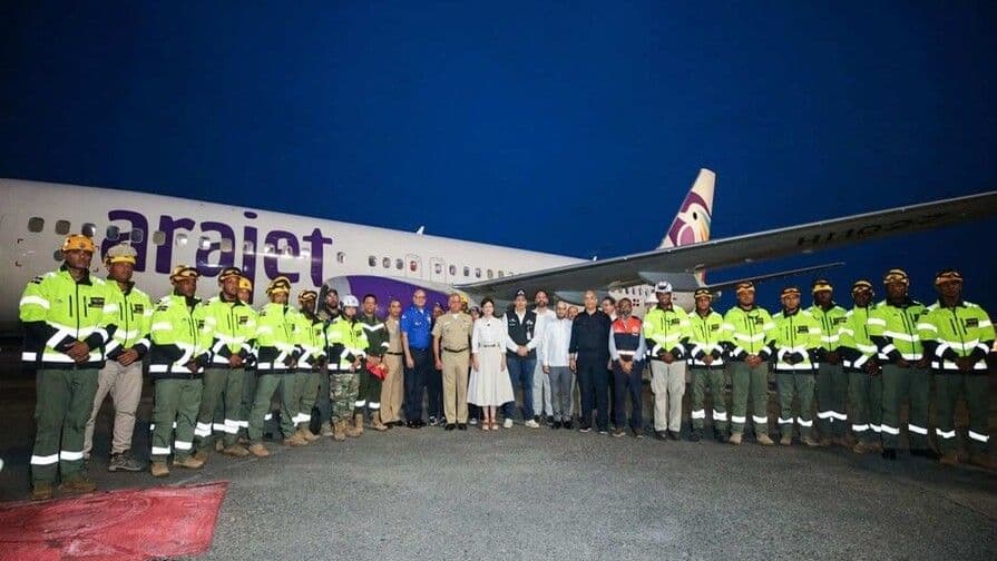 Rescatistas dominicanos regresan tras misión en Venezuela