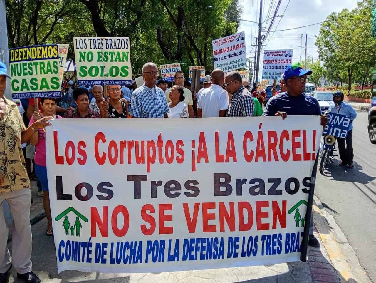 Residentes de Los Tres Brazos marchan por títulos de viviendas y cese de apagones