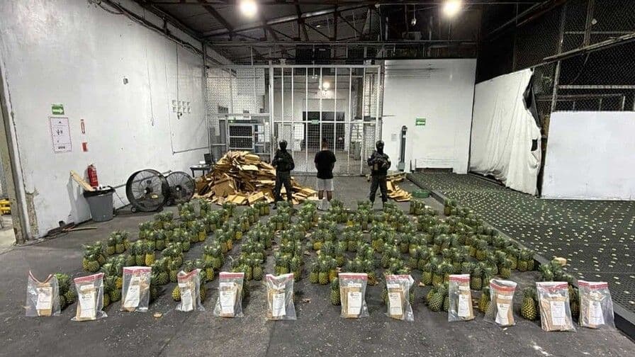 Cocaína en piñas: decomiso de 31.78 kilogramos en AILA